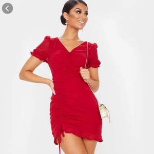 Röd klänning från prettylittlething. Oanvänd med prislapp kvar. Strl UK 8/ EU 36. Pris 150kr+frakt