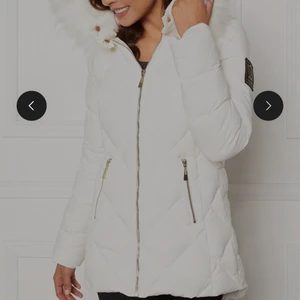 CHIARA FORTHI jacka storlek 36 - Säljer CHIARA FORTHI jacka för 500 kronor, använd en gång i en timme så den är som ny. Köpte den för 1300 kr.