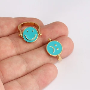 24k guldpläterade ringar - Jättefina 24k guldpläterade ringar. 16-17mm. Två ansikten (visa din mood), ena sidan glad smiley och andra sidan ledsen smiley. Kan fraktas överallt I Sverige för 13 kr (icke spårbar) och 66kr för spårbar. 