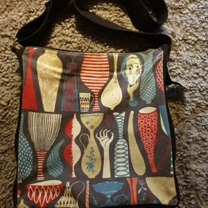 Stig Lindberg house of Sweden väska - Större väska house of sweden i bra skick dock finns en liten skada se bild,med regelbrott axelband