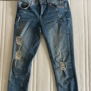  Jeans  - Jeans från River Island, supersnygga och bekväma. Säljes pga för små för mig där av svårt att få till en bra bild. Storlek 34 och köparen står för frakt. Hör av er vid intresse eller andra frågor💗
