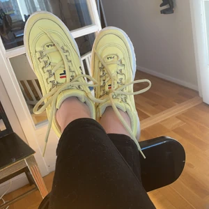 Gula Fila storlek 38 - Gula Fila skor i bra skick med små metall ringar till snörningen original priset är 700kr