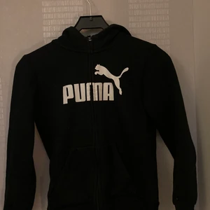 Kofta - Kofta från puma, jätte fin! Storlek 152. Men passar mig med xs. Möts upp i Göteborg eller fraktas. Kollar priset på frakten när du bestämt dig för att du vill köpa 😊