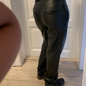 Sundarbay bukser - Vegan leather pants with pockets. Really good fit - tight around the bum and loose on the legs. Good condition