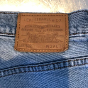 Levis 502 storlek W 29 L 32 - Ett par Levis 502 med några små skador som knappast märks.