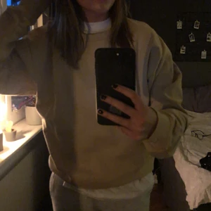 Beige sweatshirt strl S - Säljer min beiga sweatshirt från boohoo!! Jätte bra skick, har använt den ca 2 gånger. Tröjan har även ett grymt snyggt tryck på ryggen! Om du är intresserad, skriv i dm💗💓