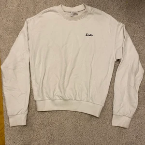 Tröjor med bra skick  - Alla 3 tröjor för 50kr 1 för 16kr, köparen betalar frakten!🥰