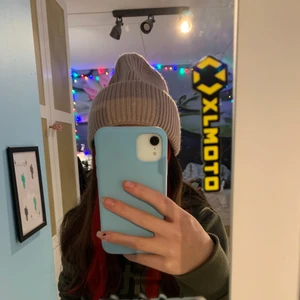 mössa - liknar acne väldigt mkt, köpt på lager 157! säljer pga av att ja har flera liknande ❤️ köparen står för frakten💓 använd max 2 ggr!