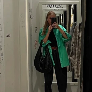 Grön skjorta - Första bilden är liknande skjorta! Finaste färgen samt från H&M💚