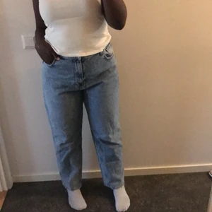 Jeans  - Ett par jeans från Bik Bok i storlek 32 använda ett fåtal gånger men använd inte längre💕 Kontakta ifall intresserad 