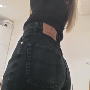 Retro jeans - Äkta retrofeeling med Davy's jeanswear! 💣 Liknande passform som Rowe från weekday. Tjockare material, med superlånga ben för en streetwear känsla! I begagnat skick med slitage.