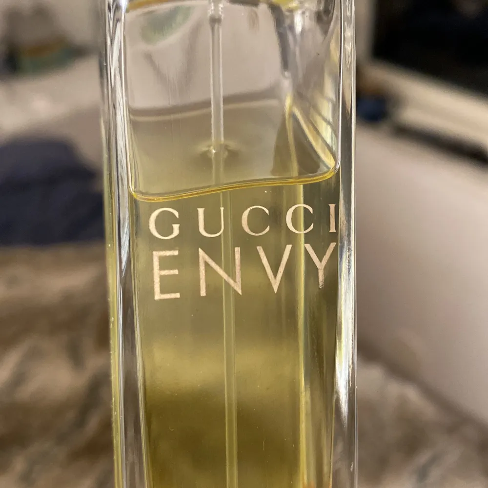 Äkta Gucci parfym (gucci envy) som sällan kommit till användning då lukten ej passar min egna kroppslukt! Ni ser hur mycket som finns kvar i flaskan, Hör gärna av er!💓💓. Övrigt.