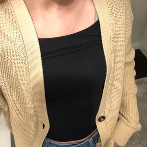 Kofta strl M  - En mysig kofta!💕 Jag säljer den för 50 då jag använt den en gång. Fint skick, ren och fräsch. Tvättas innan den skickas:)