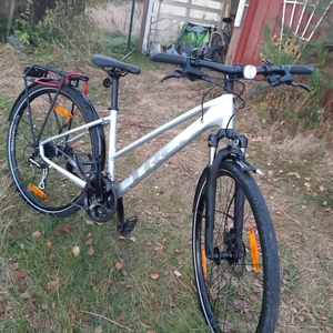 Trek dual sport  - Sjysst cykel som du inte kommer bli annat än nöjd att få äga. Som du ser på sista bilden så kostar den ny 7800 cirkus. Så tycker mitt erbjudande är sjysst. Men samtidigt är jag aldrig omöjlig kom med bud får vi se vart det landar.