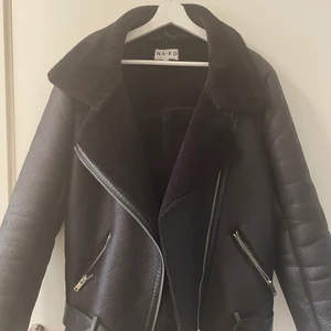 Bikerjacket från NAKD - Säljer min bikerjacket från NAKD i strl 38 men passar alla mellan S-L. Inköpt 2020 med en liten defekt där man hänger upp den. Original pris 1000kr men säljer för 350kr, pris går att diskuteras ❤️