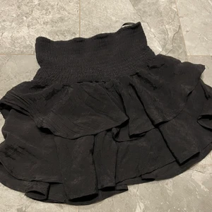 Volang kjol - Snygg svart volang kjol från shein säljer för att jag inte använder den, aldrig använd💓