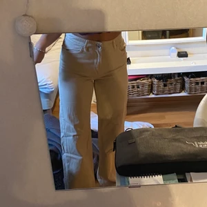MONKI JEANS  - Skitsnygga beiga flare jeans, perfekt passform. Använt ca 2 gånger så perfekt skick. 