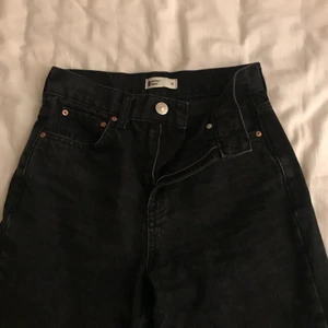 Gina Tricot Jeans - Jeans från Gina Tricot! Modellen är 90s high waist jeans i storlek 32.