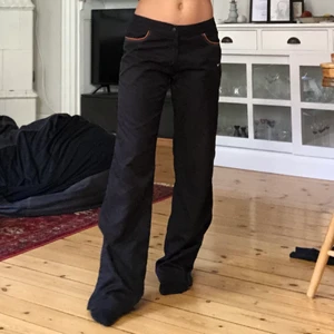 Nike byxor - Budgivning avslutas 18e kl.17.00 Snygga vintage Nike byxor i S, långa på mig som är 160. Orangea sömmar vid fickorna och på rumpan. Väldigt bra skick bortsett från ett litet hål inuti fickan som ej syns.                                                                                           Midjemått: ca 77cm.                                                                      Innerbenslängden: ca 81cm.                                                    Skriv privat om du vill ha fler bilder!