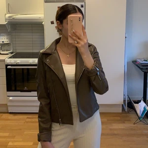 Brun skinnjacka 100kr  - Aldrig använd brun faux skinnjacka från H&M, lappar kvar. Storlek 34, 100kr! 
