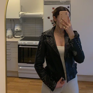 strl 36 - Skinnjacka med detaljer av märket Voyelles, köpt på Chiquelle. Passar både XS & S. Väldigt fint skick, knappt använd!