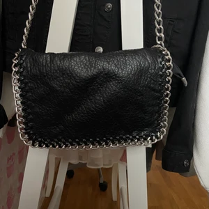 Svart Tiamo väska  - Säljer min super fina svarta tiamo väska, fint skick💕 Köpare står för frakt💘 Nypriset är runt 500💕