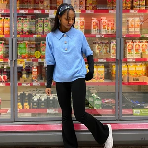 Stickad väst med diamant knappar 🦋 - I bra skick 💙 säljer pga flytt ✨ superskön✨