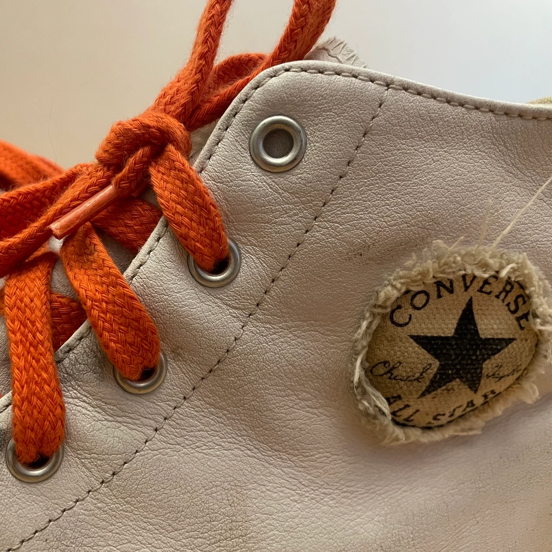 Svincoola platta Converse i skinn - 91