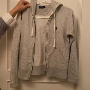 Ralph Lauren hoodie - Grå Ralph Lauren hoodie i storlek M men passar en (XS)/S. Jättefint skick!