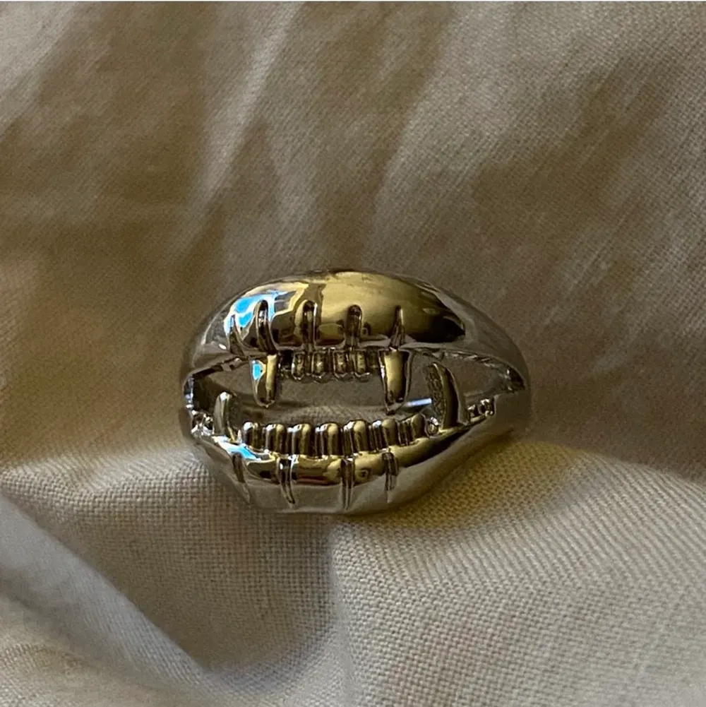 En så cool och fin ring i sterling silver (stämplad), som tyvärr inte kommer till användning😍Den 18mm, typ en S/M i storlek och är aldrig använd😊 100kr inkl frakt!. Accessoarer.