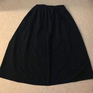 Hej! Säljer denna kjol som jag har använt ett antal gånger. Tyget är väldigt tunt och ”puffigt”. Jag är 156cm och den var jättelång på mig :)
