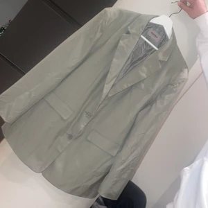 Oversize kavaj från Bianca x Nelly - Grön oversize kavaj från förra årets kollektion av bianca x Nelly. Storlek 38, använd någon timme hemma enbart.