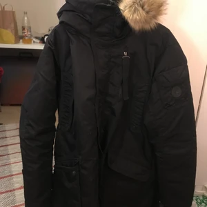 Tommy Eric P - Säljer en näst intill oanvänd vinterjacka en Everest från Stadium! Nypris vintern 2019 var 1990kr. Det är en svart parkas jacka i storlek xxl - normal i storleken skulle jag säga. Den har blivit använd på sin höjd 4-5  gånger då jag delvis inte haft användning för den & delvis för att den har blivit för liten för min smak då jag även lagt på mig i vikt! Man skulle ganska lätt kunna säga att det var ett impulsköp, kvittot har jag ej kvar. Passa nu på att fynda denna ”nya” fräscha jacka!