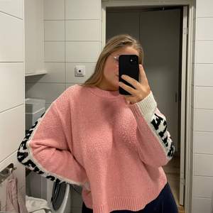 Säljer min rosa tröja. Mysig nu till vintern. Köptes under tiden då jag trodde jag passade i färg🥲 knappt använd. Storlek M men mer som en S