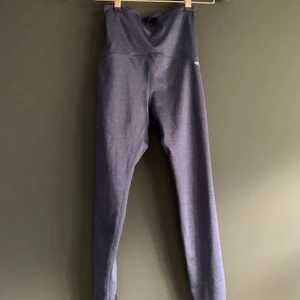 Träningstights från Röhnisch  - Blå träningstights med hög midja från Röhnisch. Stl S i mycket fint skick. Köparen står för frakt