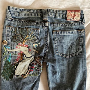True Religion broderat motiv sällsynta  - säljer dessa truies som är så sällsynta och sjukt fina men som tyvärr är för små för mig! de passar xs skulle jag säga, först till kvarn!