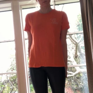 T-shirt - Orange t-shirt. Broderad text