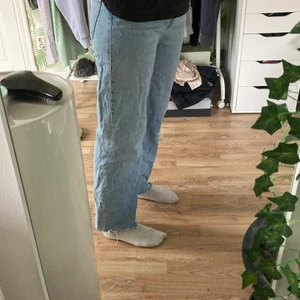 wide jeans - (Stryker innan postning!) Säljer ett par ljusblå wide jeans från lager 157. använda men bra skick, säljer då de inte längre är min stil. tycker att de är lite förkorta på mig som är 162 cm lång. midjemått: ca 80. ser jätteskrynkliga ut på bild 2 men när de sitter på är de inte det! 💕