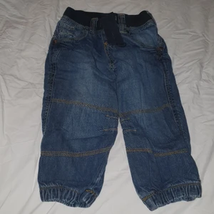 Jeans barn strl 86 - Jeans till barn, storlek 86. Rensar på vinden, kommer lägga ut en hel del grejer. Kan skickas, då du betalar frakten.