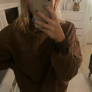 Brun sweatshirt - En brun jättefin sweatshirt🤎🤎 Storlek Xs men är ändå lite oversize på mig som i vanliga fall har S!!