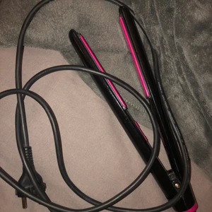 Plattång  - En plattång från OBH Nordica, säljer den för 50kr, köpte den för 150-200kr. Svart med rosa design. 