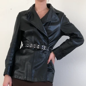 Vintage skinnjacka - 80/90-tals skinnjacka! Alla knappar är bortklippta men är ändå snyggast med skärp till!😍😍 kan hämtas i Solna annars står köpare för frakt🧡 (skärp ingår ej)