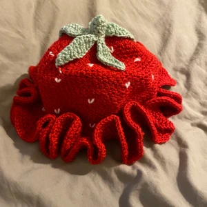 Strawberry bucket hat  - Virkad jordgubbs hatt undrar om någon är intresserad 