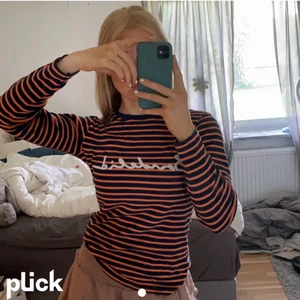 Randig långärmad tröja - Superfin långärmad randig tröja från bondelid. Jättefin till hösten och färgerna passar superfint till blåa jeans.❣️ Säljer endast pga att den är lite stor på mig nu😢 Sitter ganska stort för storlek m så ger en liite oversized passform men sitter fint.                           Lagt upp annonsen 2 ggr