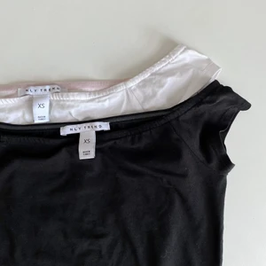 2-pack off shoulder toppar - Två stycken off shoulder toppar från Nelly! De är i superfint skick då de knappt är använda! Priset är inklusive frakt!