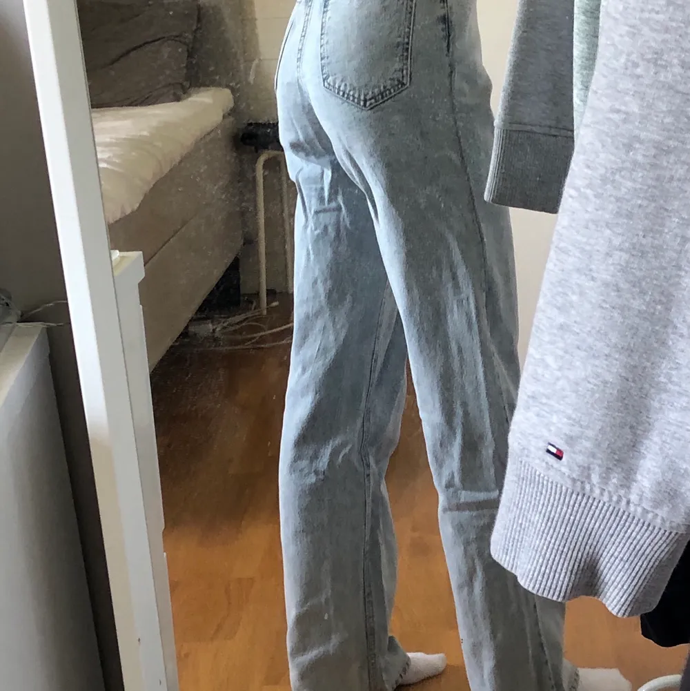 Ett par snygga jeans som tyvärr inte kommer till andvöndning, strl 170 (xs)💕💕Är ca 164cm. Köp direkt för 150 + frakt eller buda, skriv privat för frågor eller funderingar🤩🤩. Jeans & Byxor.