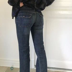 Zoul Jeans  - Det står ingen storlek men jag skulle tippa på xs eller mindre. Coola detaljer. Midjemåttet är 81 och innebenslängden är 80 cm. 