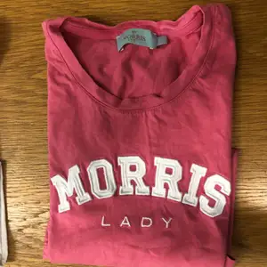 2-pack Morris lady t-shirts, rosa är i storlek S och vita är i storlek XS