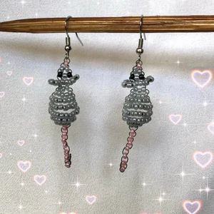 Örhängen - Örhängen!!! Som är råttor!!! Gjorda med seed beads och mörkgrön ståltråd🐀❤️ nickelfria. Säljer för 50 + 12kr i frakt!