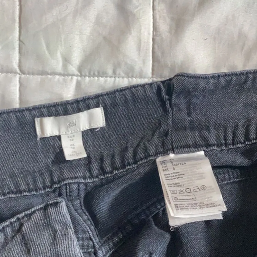 Säljer dessa högmidjade  momjeans då de är lite för små för mig, de är i bra skick är inte jätte använda (:. Jeans & Byxor.